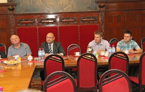 Gimnazjalni Mistrzowie Polski w piłce nożnej z wizytą u prezydenta Legnicy