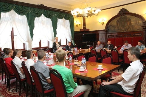 Gimnazjalni Mistrzowie Polski w piłce nożnej z wizytą u prezydenta Legnicy