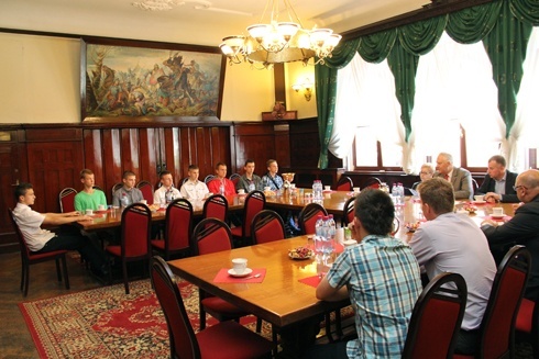 Gimnazjalni Mistrzowie Polski w piłce nożnej z wizytą u prezydenta Legnicy