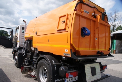 Nowoczesna zamiatarka sprząta ulice miasta