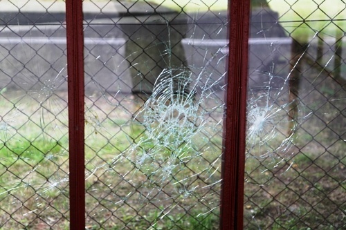 Policjanci złapali wandali dewastujących wiatę przystankową              