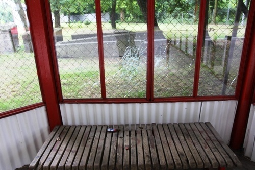 Policjanci złapali wandali dewastujących wiatę przystankową              