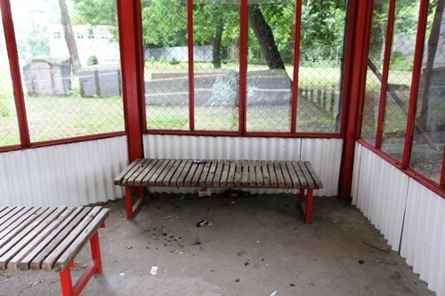 Policjanci złapali wandali dewastujących wiatę przystankową              