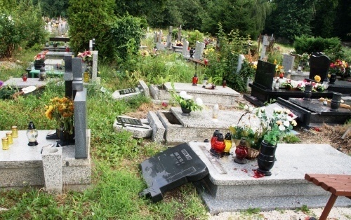 Zniszczone groby na legnickim cmentarzu