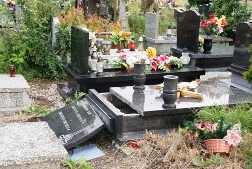 Zniszczone groby na legnickim cmentarzu