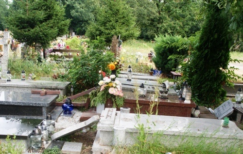 Zniszczone groby na legnickim cmentarzu