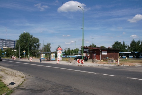 Remont chodnika przy pętli autobusowej na ul. Iwaszkiewicza 