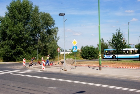 Remont chodnika przy pętli autobusowej na ul. Iwaszkiewicza 