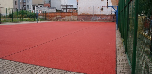 Remontują szkolne boiska