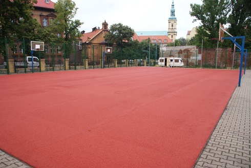 Remontują szkolne boiska