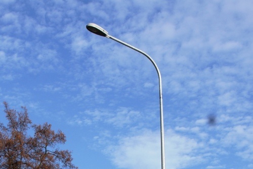 Kolejna ulica oświetlona nowymi latarniami