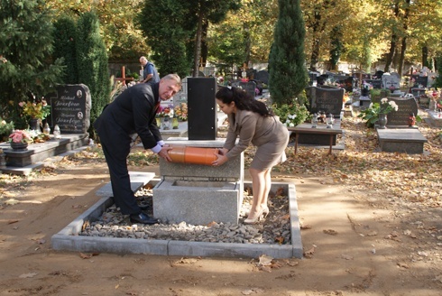 Kapsuła czasu pod pamiątkowym krzyżem na Cmentarzu Komunalnym