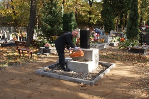 Kapsuła czasu pod pamiątkowym krzyżem na Cmentarzu Komunalnym