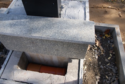 Kapsuła czasu pod pamiątkowym krzyżem na Cmentarzu Komunalnym