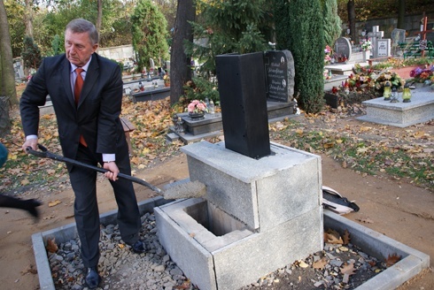 Kapsuła czasu pod pamiątkowym krzyżem na Cmentarzu Komunalnym