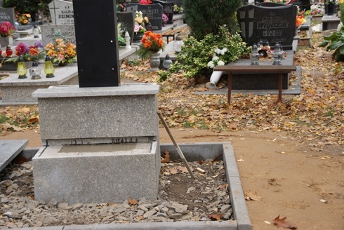 Kapsuła czasu pod pamiątkowym krzyżem na Cmentarzu Komunalnym