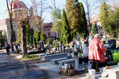 Zapłonęły znicze na grobach zasłużonych legniczan