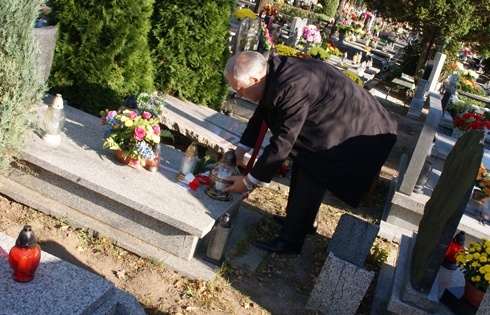 Zapłonęły znicze na grobach zasłużonych legniczan