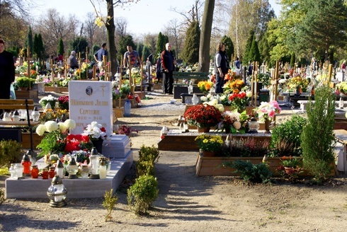 Zapłonęły znicze na grobach zasłużonych legniczan