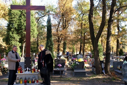 Zapłonęły znicze na grobach zasłużonych legniczan