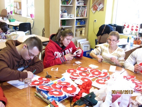 Białoczerwone chorągiewki i kotyliony dla legniczan 