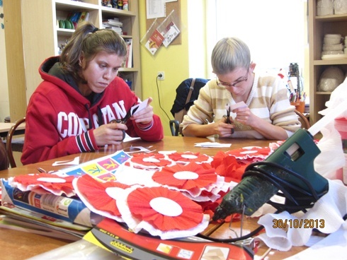 Białoczerwone chorągiewki i kotyliony dla legniczan 