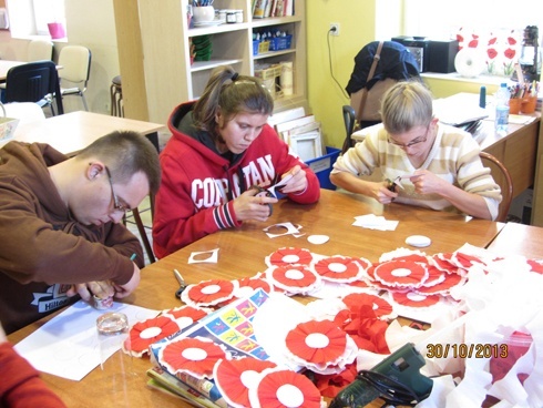 Białoczerwone chorągiewki i kotyliony dla legniczan 