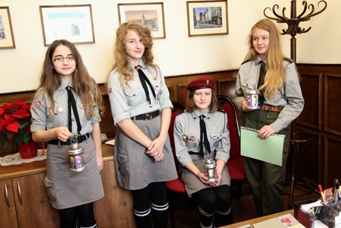 Betlejemskie Światło Pokoju trafiło do Ratusza