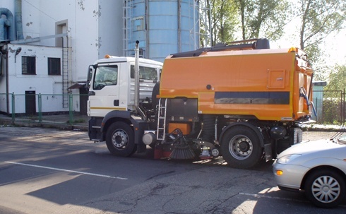 Zamiatarki sprzątają ulice