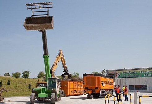 Ze zwiędłych choinek powstanie kompost