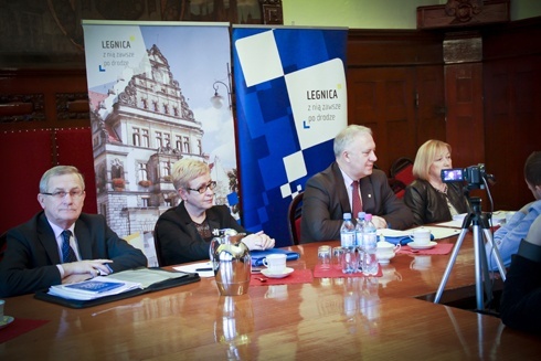 Spos&oacute;b na czyste powietrze w mieście: realizacja programu ograniczenia niskiej emisji dla Legnicy