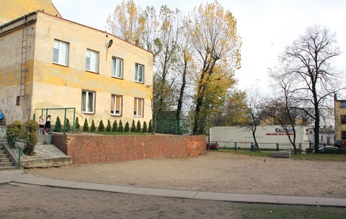 plac zabaw na terenie Szkoły Podstawowej nr 2 &bdquo;Wszystkie dzieci są nasze&rdquo;