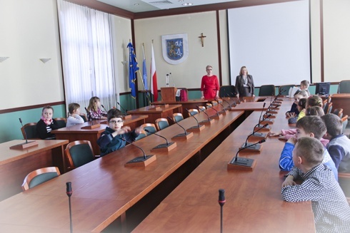 Pierwszoklasiści z wizytą w Urzędzie Miasta