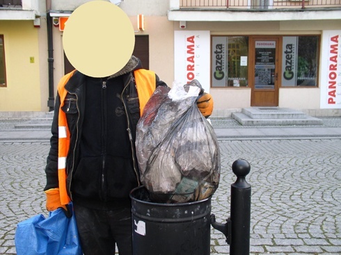 Bezrobotni pracując, sprzątają miasto