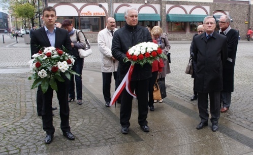 Kwiaty przy tablicach upamiętniających  Jerzego Szmajdzińskiego i Ryszarda Kaczorowskiego              