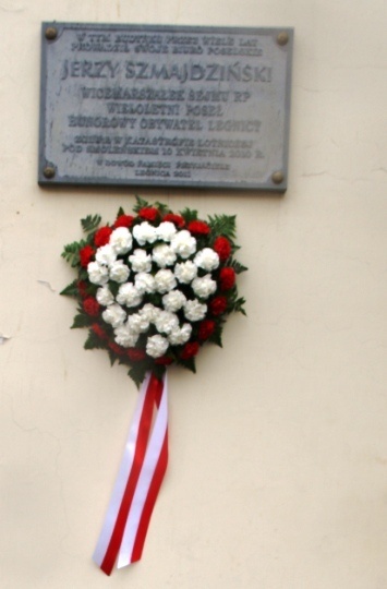 Kwiaty przy tablicach upamiętniających  Jerzego Szmajdzińskiego i Ryszarda Kaczorowskiego              