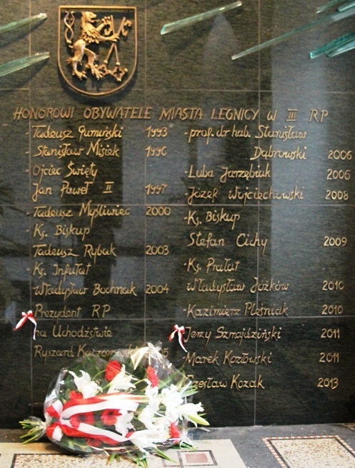 Kwiaty przy tablicach upamiętniających  Jerzego Szmajdzińskiego i Ryszarda Kaczorowskiego              