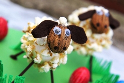 ekspozycja dekoracji wielkanocnych wykonanych przez legniczan