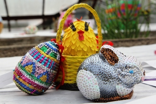 ekspozycja dekoracji wielkanocnych wykonanych przez legniczan