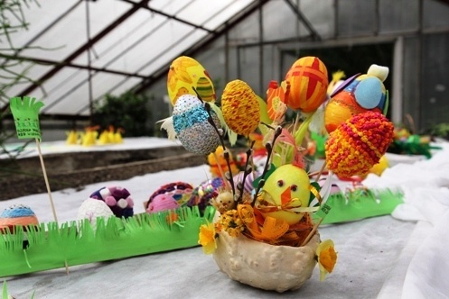 ekspozycja dekoracji wielkanocnych wykonanych przez legniczan