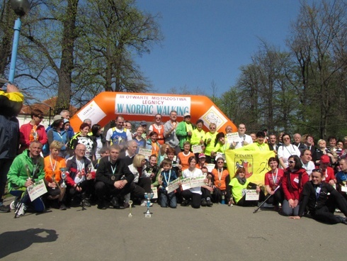 Mistrzowie marsz&oacute;w z kijkami w parku Miejskim