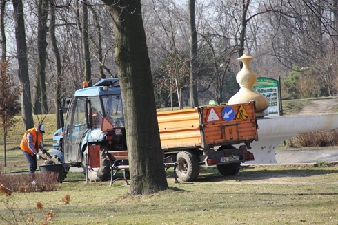 Przed nowym sezonem remonty i konserwacje fontann i muszli koncertowej