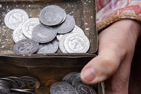 Tradycyjny &bdquo;Śledź, chleb i grosz&rdquo; w centrum Legnicy