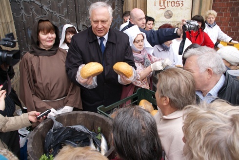 Tradycyjny „Śledź, chleb i grosz” w centrum Legnicy