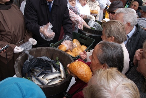 Tradycyjny „Śledź, chleb i grosz” w centrum Legnicy