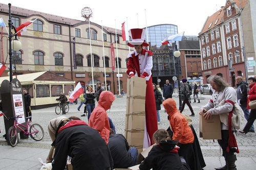 Biało-czerwona maj&oacute;wka  Biało-czerwona maj&oacute;wka