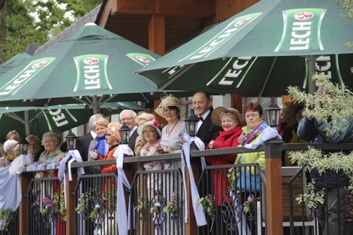 Biało-czerwona maj&oacute;wka  Biało-czerwona maj&oacute;wka