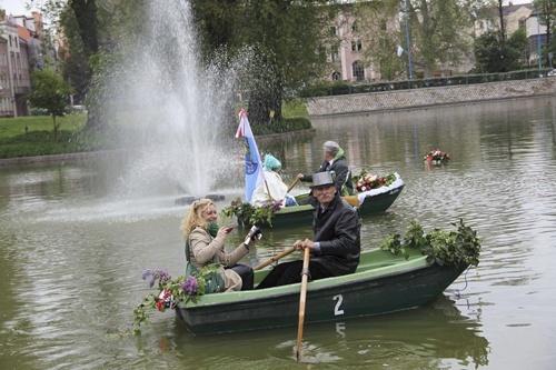 Biało-czerwona maj&oacute;wka  Biało-czerwona maj&oacute;wka