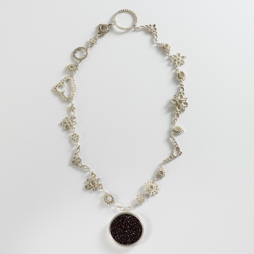 - Życzę wam doskonałej, ale i rozsądnej zabawy. Niech to będzie czas wytchnienia od nauki &ndash; pozdrowił wszystkich Tadeusz Krzakowski, dodając, że środowisko akademickie i studenckie to nadzieja na dalszy rozw&oacute;j miasta.  Kr&oacute;lowa i kr&oacute;l Juwenali&oacute;w powiedzieli, że ceremonia była dla nich trochę stresująca. Taki tłum ludzi. Ale to szybko minęło &ndash; m&oacute;wi kr&oacute;lewska para. &ndash; Podczas przemarszu mieszkańcy byli wobec nas bardzo serdeczni. Teraz czas na zabawę. Juwenalia są dla nas odskocznią od zajęć i egzamin&oacute;w.  Przed studentami dwa dni zabaw, imprez i koncert&oacute;w na dziedzińcu PWSZ. Czwartek to dzień muzyki alternatywnej, piątek zaś &ndash; klubowej. 