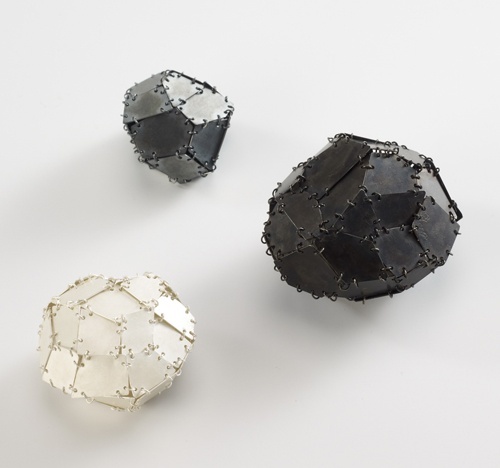 - Życzę wam doskonałej, ale i rozsądnej zabawy. Niech to będzie czas wytchnienia od nauki &ndash; pozdrowił wszystkich Tadeusz Krzakowski, dodając, że środowisko akademickie i studenckie to nadzieja na dalszy rozw&oacute;j miasta.  Kr&oacute;lowa i kr&oacute;l Juwenali&oacute;w powiedzieli, że ceremonia była dla nich trochę stresująca. Taki tłum ludzi. Ale to szybko minęło &ndash; m&oacute;wi kr&oacute;lewska para. &ndash; Podczas przemarszu mieszkańcy byli wobec nas bardzo serdeczni. Teraz czas na zabawę. Juwenalia są dla nas odskocznią od zajęć i egzamin&oacute;w.  Przed studentami dwa dni zabaw, imprez i koncert&oacute;w na dziedzińcu PWSZ. Czwartek to dzień muzyki alternatywnej, piątek zaś &ndash; klubowej. 